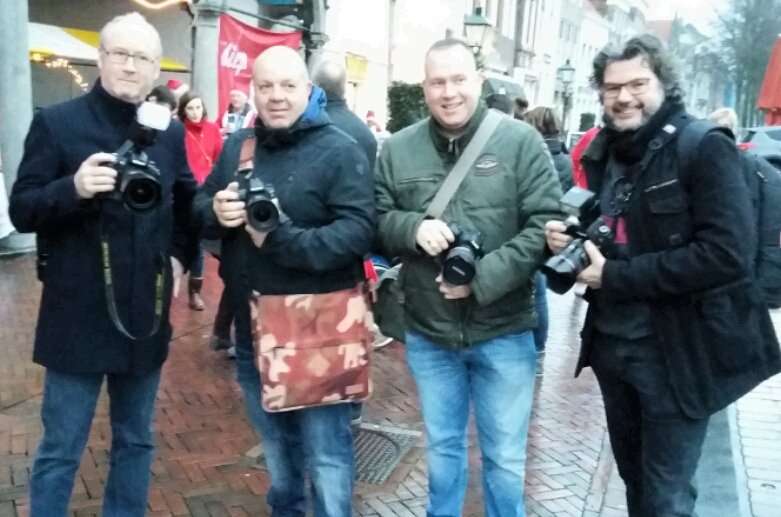 TonvdNouweland's tweet image. WAARSCHUWING!!
Ontmoet u een van deze heren, kijk dan uit. Voor u het weet staat u op facebook, twitter of in krant. #paparazzi #zierikzee