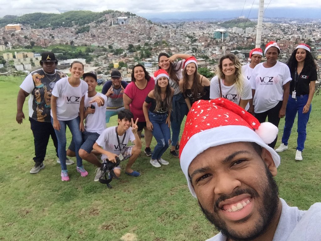 Encerramos o grupo 3!!! Ainda tem mais dois grupos fazendo a alegria de muitas famílias do Alemão ❤️ #PorUmNatalMelhor