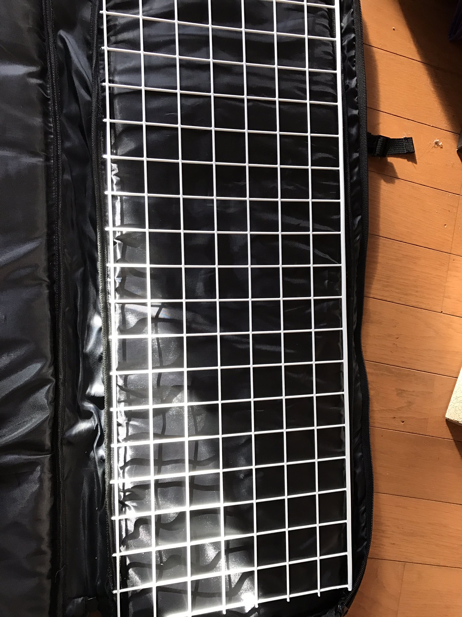 ふっきー ドールキャリー自作 ガンケース にちょうどいいサイズに切った金網を置いて その上に色移り防止用のタオルを被せて縫い合わせる これで何も入ってなくても直立します ちなみに ガンケース は背負えるし 手持ちも出来る