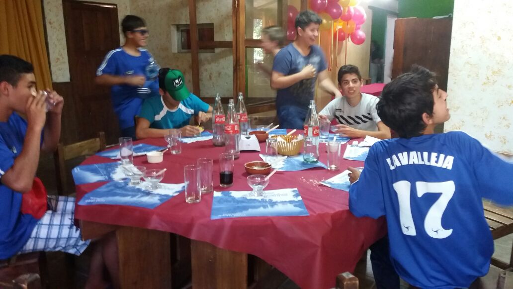 ligminuana's tweet photo. La sub 14 terminando almuerzo en Camping Arequita https://t.co/gojWcCAOR3
