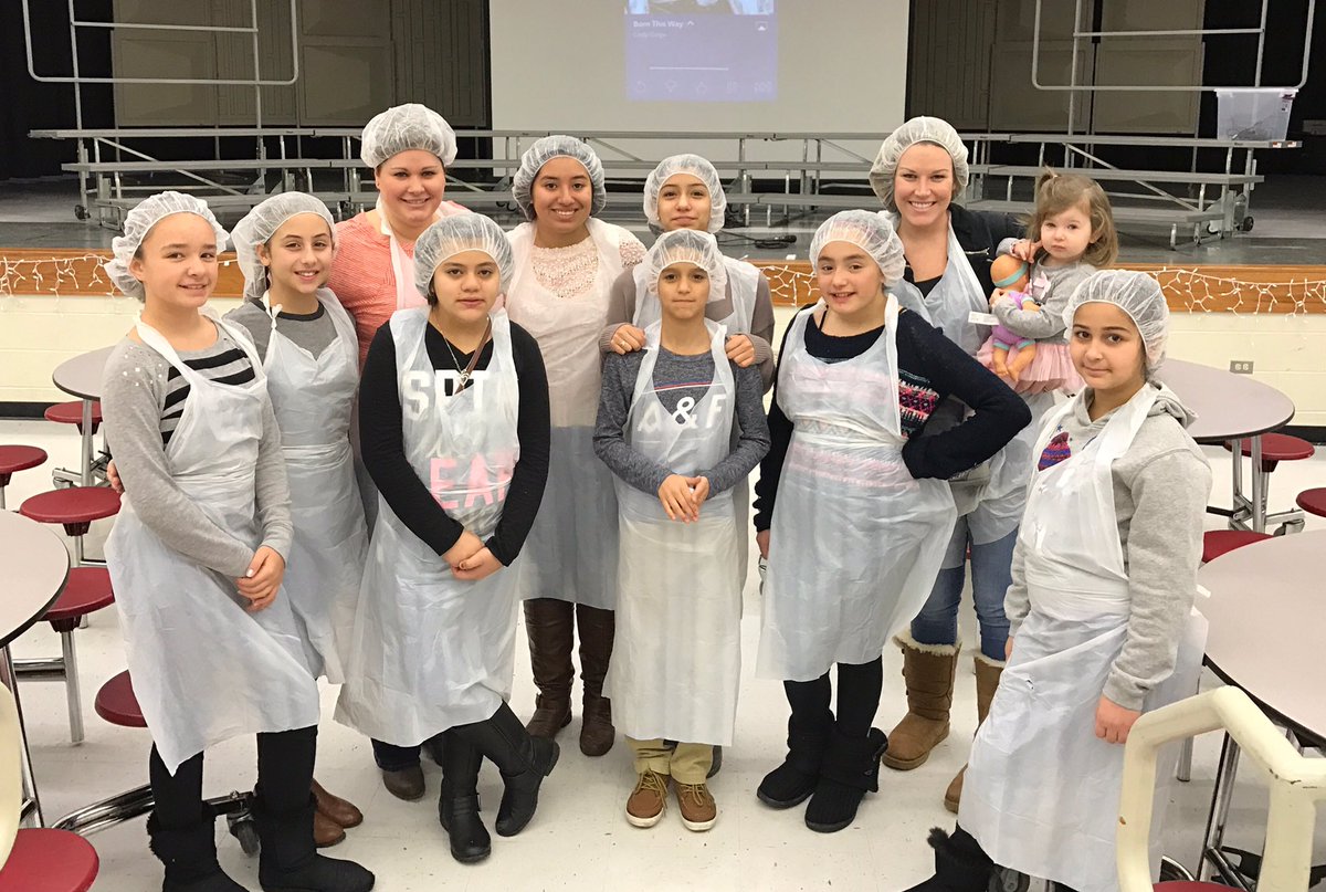 kadeszko1's tweet photo. Lyle Student Council spent their Saturday giving back to the community! @LyleDragons @ISD109 @MrsHouk415 #olhms https://t.co/InonXPUian