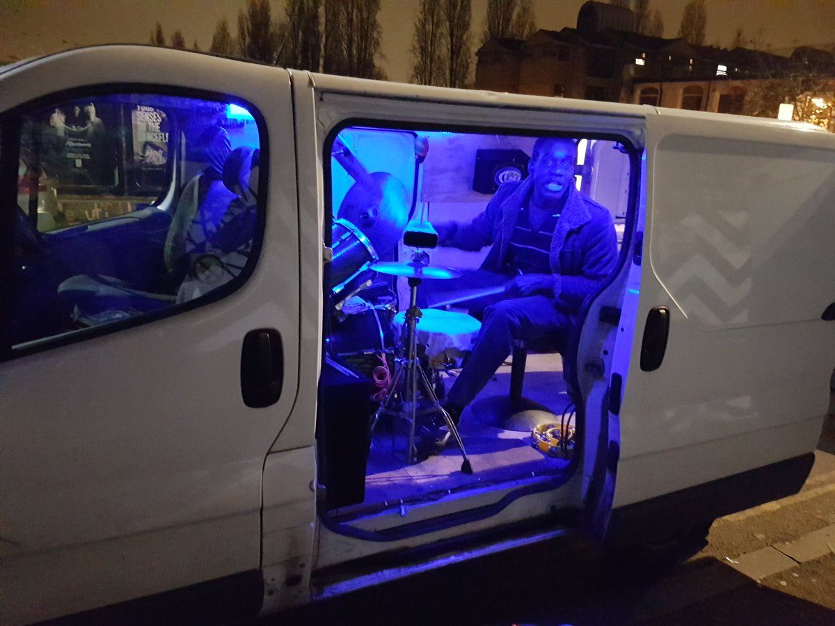 milogenova's tweet photo. London buskers, innovative https://t.co/tEEs18J7Er