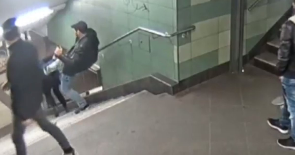Мужчина столкнул девушку в метро. Девушку столкнули в метро. Парень толкнул девушку с лестницы. Толкнул девушку на Войковской.