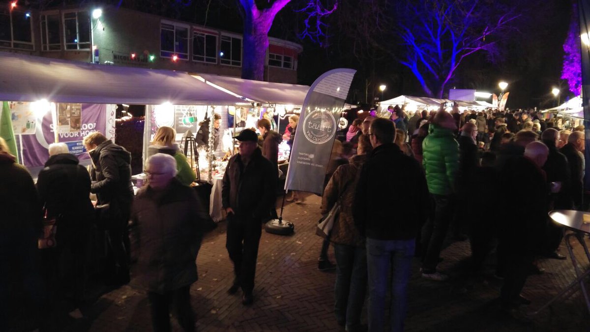 SamenloopD's tweet image. Gezellige drukte op de kerstmarkt Schalkhaar. Wij staan er ook. Tot 20 uur kun je nog bij ons terecht voor de SamenLoop op 24 en 25 juni &apos;17