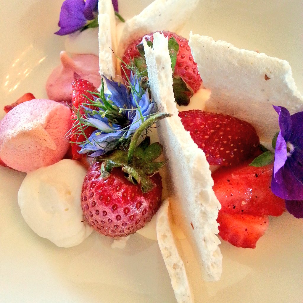 poplarschef's tweet photo. Eton Mess BUT with beetroot meringue and white chocolate mousse! @holdenmanz  @GerardHolden https://t.co/YkbCSAxkNk