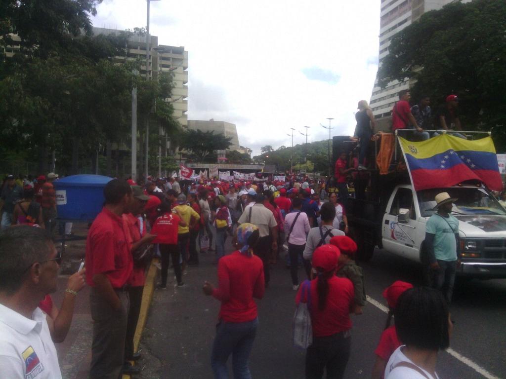 JESUSPSUV's tweet photo. Guárico Revolucionario con el #PuebloResteadoEnCaracas @NicolasMaduro  @rerchacin @uhcarola que viva la Revolución https://t.co/umdVzrU1Xi