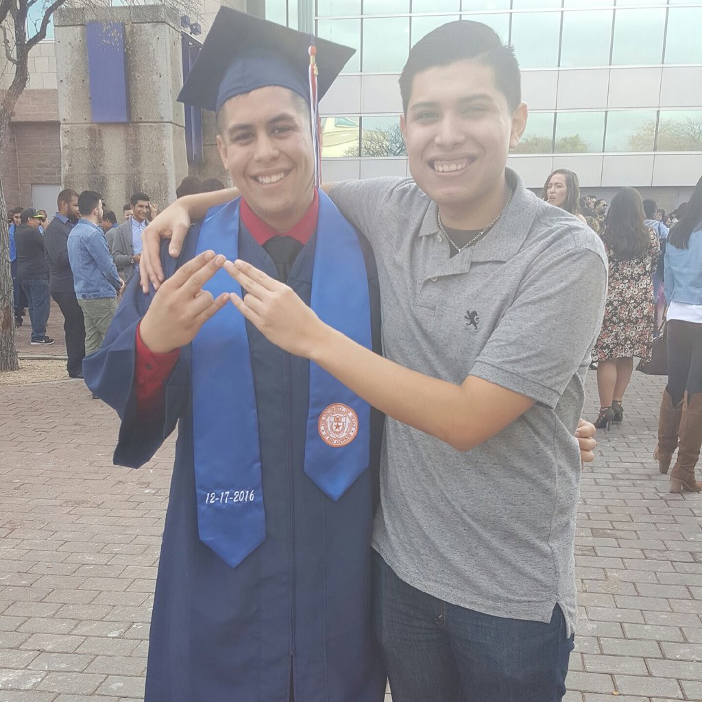 _DJMaxx's tweet image. One of my Kneos graduated today 🙌🏽😭 #ChiClass #Fall14