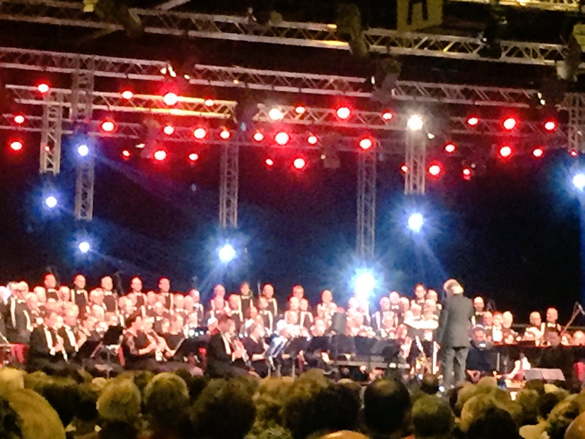 Genieten van Classic meets pop! <a href="/vmktwit/">Venray's Mannenkoor</a> @HansGilissen