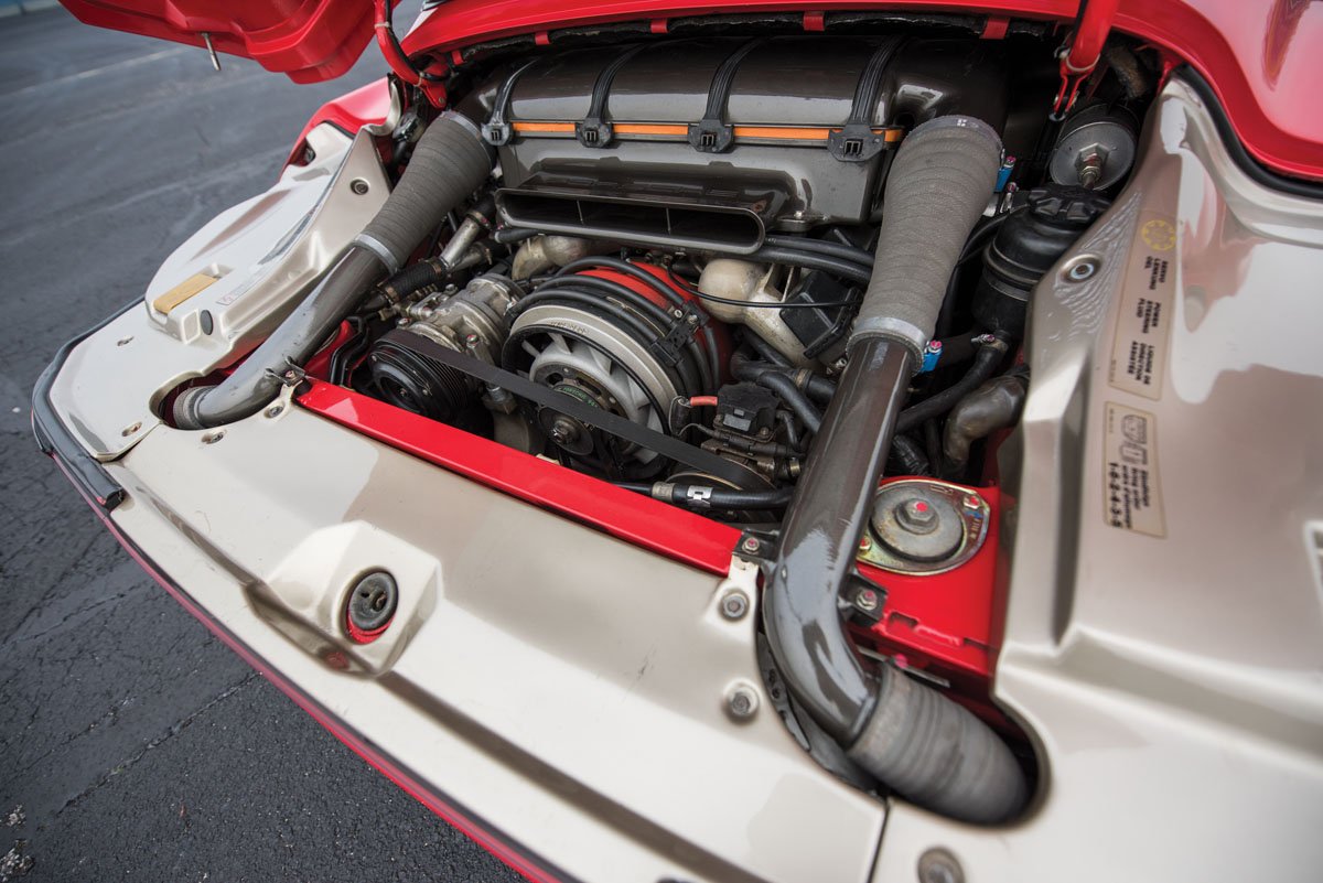 rmsothebys's tweet photo. #SupercarSaturday: Tenacious road-holding &amp; brutal acceleration, #Porsche 959 'Komfort', coming #soon to #RMArizona https://t.co/SudDukoHXp https://t.co/ozumd4MB2F
