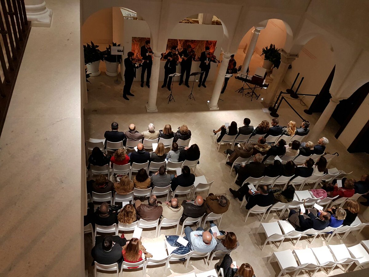 ethyssenmalaga's tweet photo. Ahora mismo en #PatiodeColumnas de @thyssenmalaga ...La mejor banda sonora de esta #Navidad en @ethyssenmalaga https://t.co/8nX16bygqs