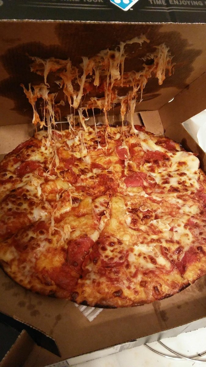 honoronher's tweet photo. @dominos BRUUHHH i was rly looking forward to eating this. what happened to the table thingies??? 😩😩😭😭😭💔💔 https://t.co/EMxio7aJNI