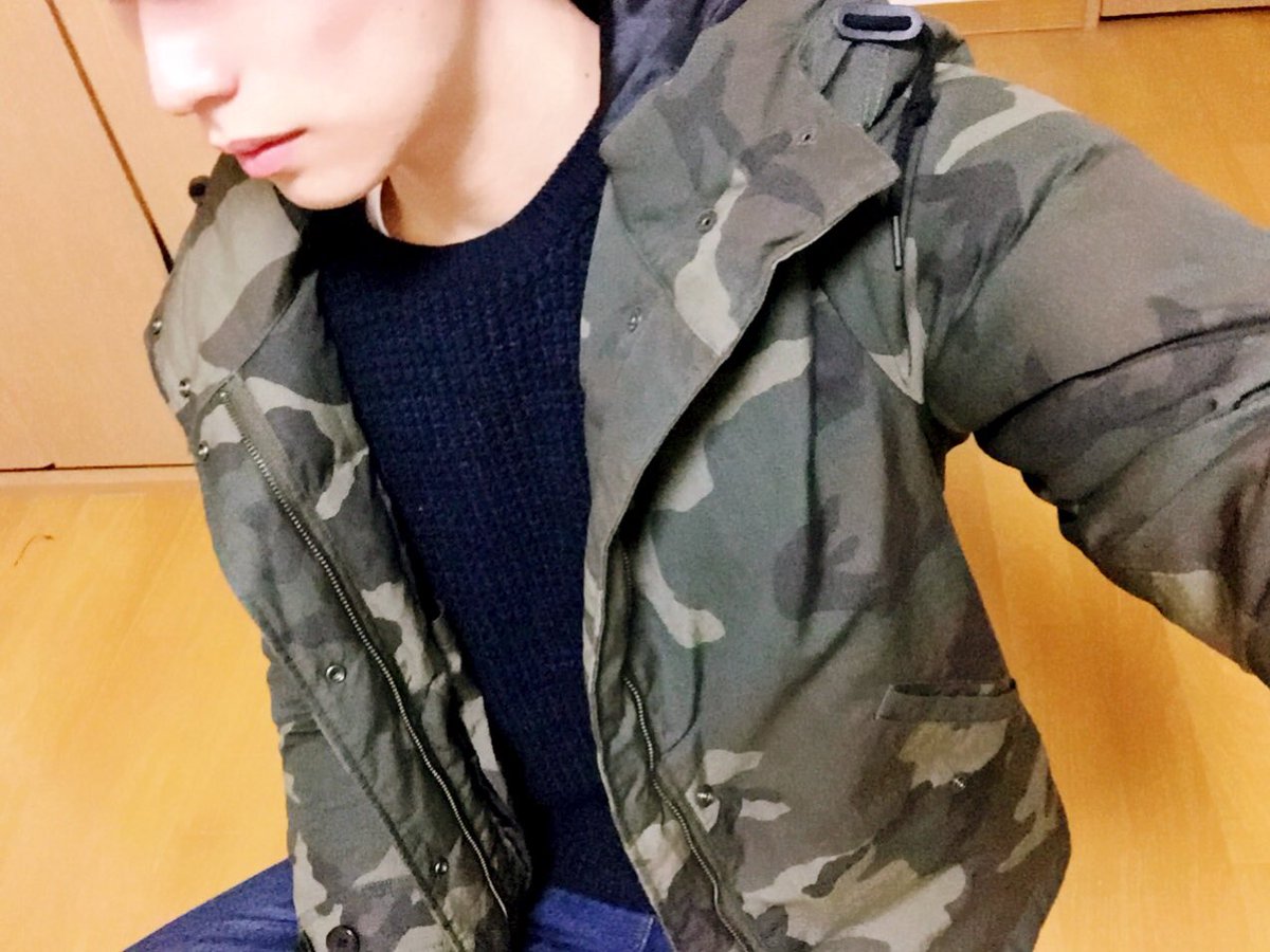 kento_films's tweet photo. おはよ〜☀︎
日曜日だけど出勤!
いつもコートで綺麗めだけど
今日は珍しくカジュアル強めで新鮮✌🏼️
最近社割で買った
カモフラのダウン良き良き◎
.
#newouter
#ootd https://t.co/ZWJ2bRxOHa