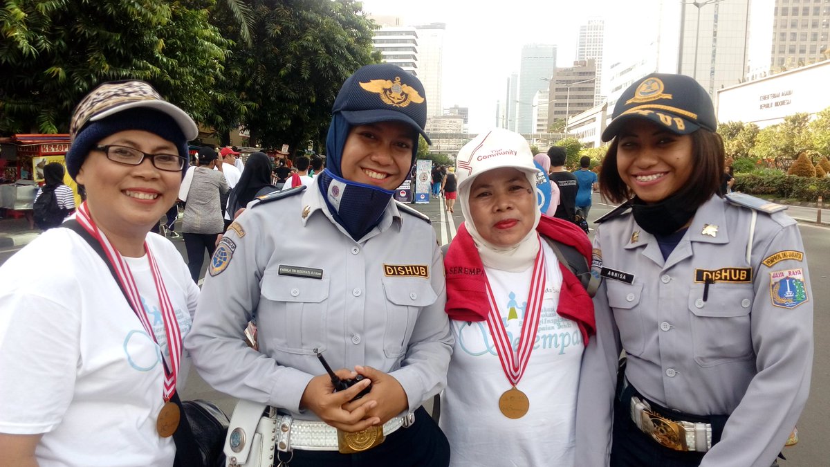 BundaSitiRabiah's tweet photo. Mat..tugas mba2 Dishub @salamharoon @aniRingo  diacara jalan sehat.
#iwita #serempak #pplipi @SerempakID https://t.co/QQpqf49hzg