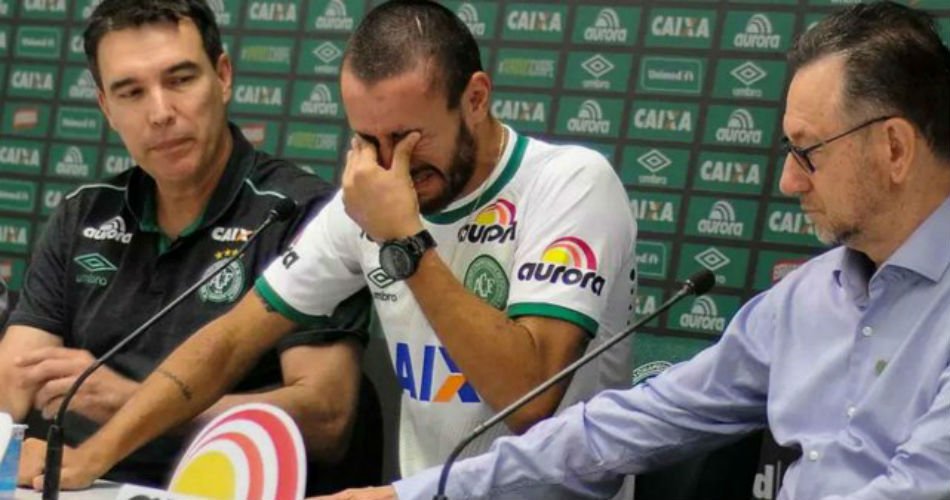 PokerPolitico's tweet photo. No hay palabras... Grande #Rushel sobreviviente de #Chapecoense brinda emotiva conferencia
https://t.co/KomfeU7QiN https://t.co/tOlQsNpFJM