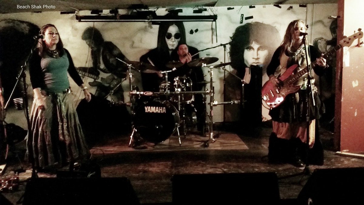 GypsyRhythm2's tweet photo. From The Blue Parrot last night! https://t.co/X0fNIyqrpd