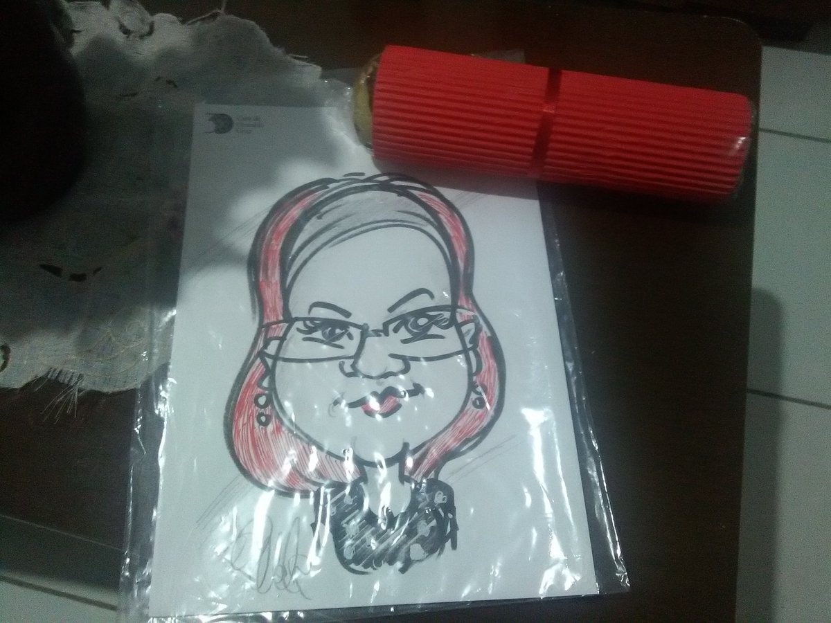 dimayma's tweet photo. Sobre ontem...
Confraternização da COC 
Teve bolo de rolo e #caricatura dá #Dimay
2016 e suas coisas boas... https://t.co/cOBeMmSvN4