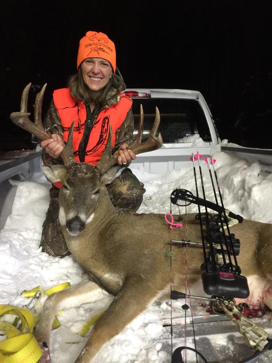 bevb40's tweet image. #ohiodeerseason @BowtechArchery @ragebroadhead 
First Buck ever!!