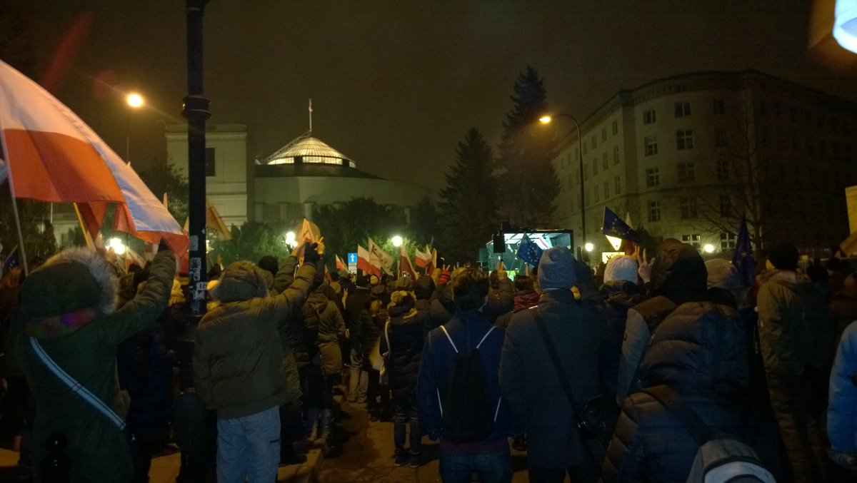 Malgoska_K's tweet photo. Atmosfera pod Sejmem jest niesamowita!
Są ludzie z całej Polski
B.dużo młodych ludzi z dziećmi i młodzieży...
#wolneMedia #stopPIS https://t.co/AJ0nUYwX7m