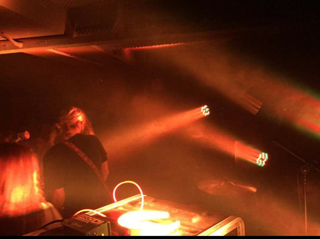 JorgeLighting_'s tweet photo. Hoy he hecho luces a @belakoband!
 Ha sido brutal, me lo he pasado en grande en un escenario de lo más pequeño, un zulo lleno de luces 💡 https://t.co/oTlaXB69Wv