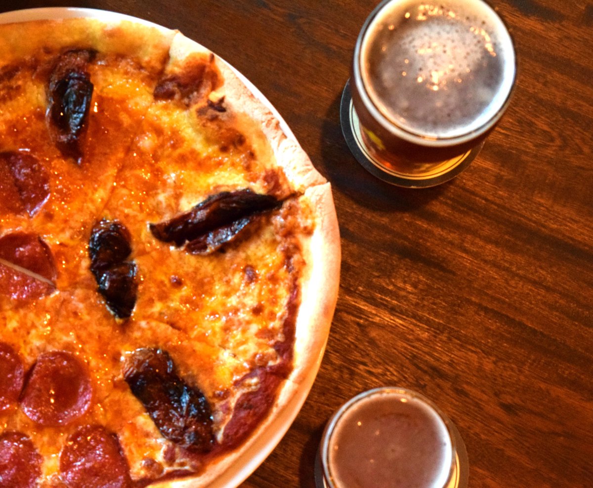 El Martes 20: Cerveza y pizza por nuestra cuenta de 4 a 6 pm en Casqueño Happy Hour, celebrando Navidad con quienes viven/trabajan en Casco!