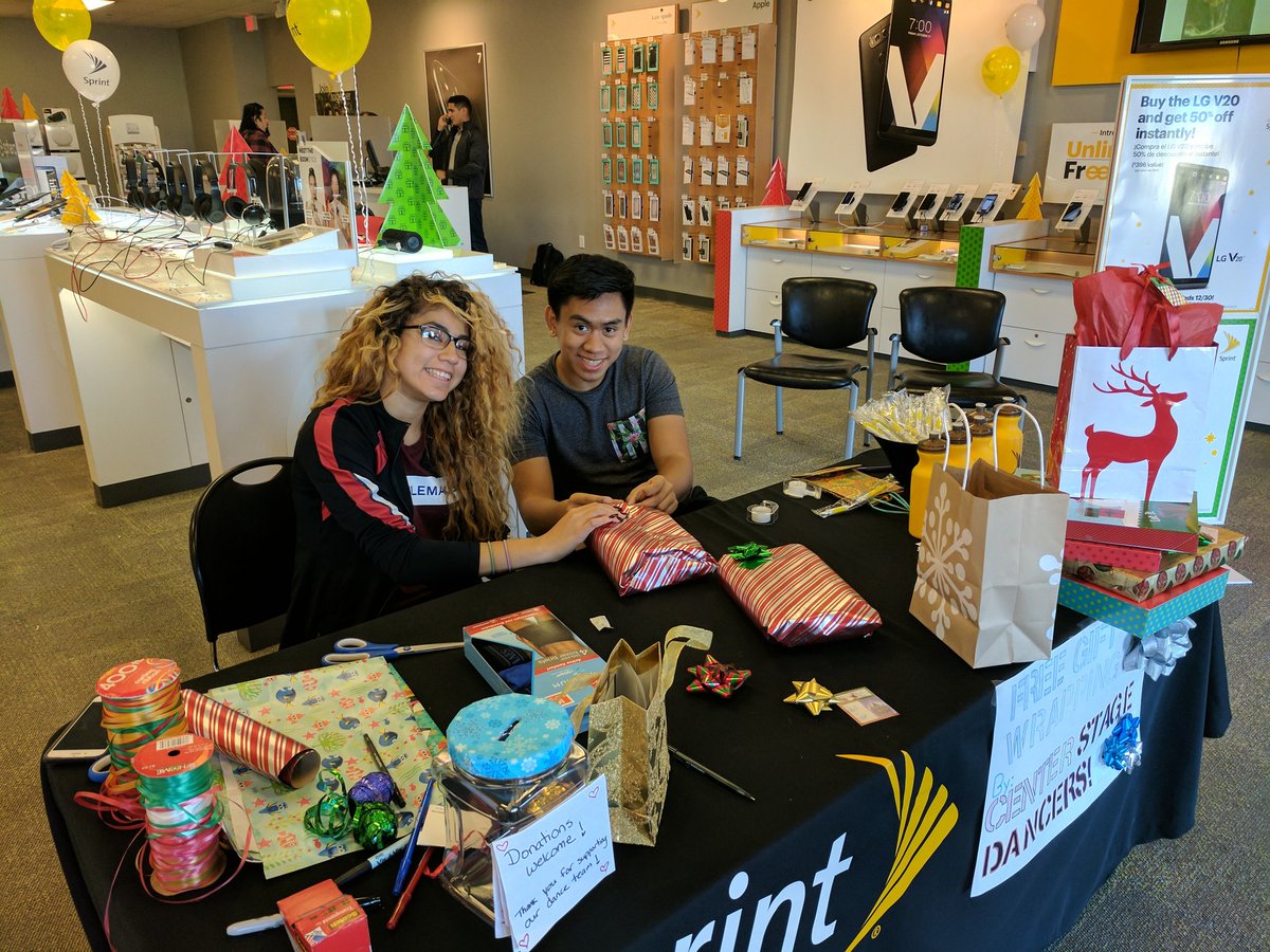 s_wireless's tweet image. Holiday wrapping here in Santa Clarita!@blee01 @Tigre335