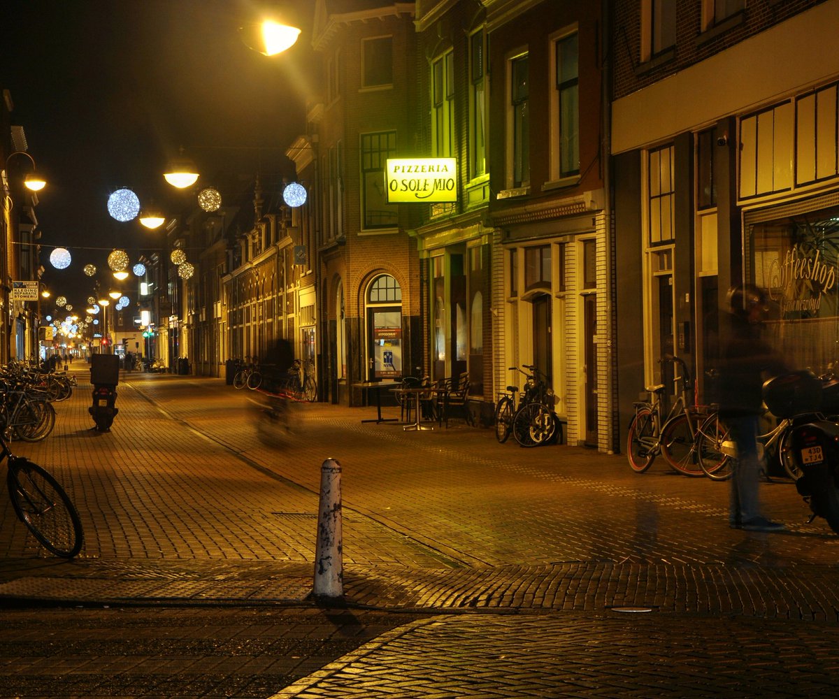 my_colourful's tweet photo. Nocturnal activity in the #city. #leiden #urbanexplorer #streetphoto https://t.co/q1oMXby8Uc