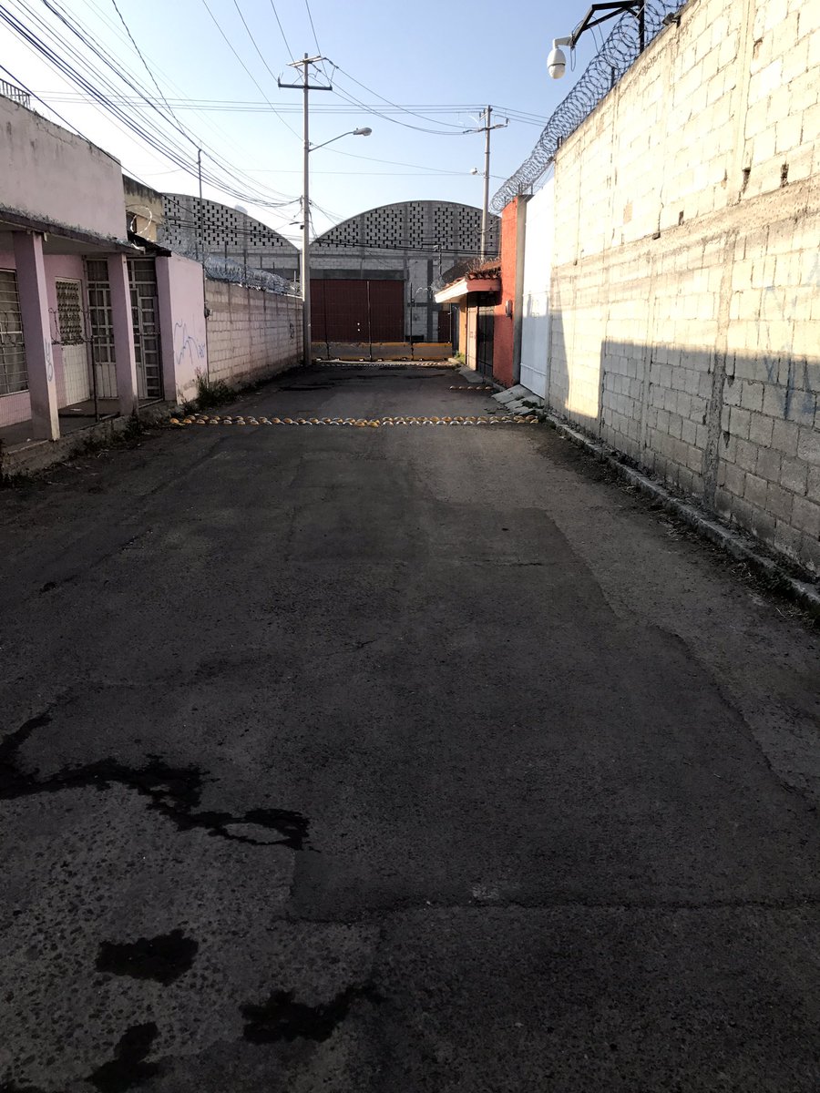 CICPue's tweet image. *INSPECTOR* Vecinos cierran calle 16B Sur y Prol. Camino a Bachilleres, Col. Los Tenores PUE vía @leobardorj CC @BuzonAyto @GobernacionPue