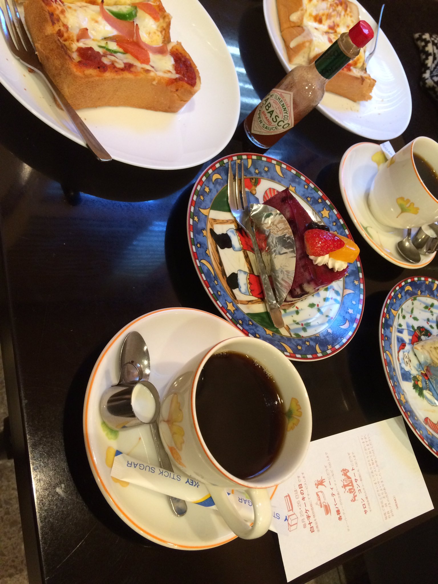 Sikaku 国立 白十字 でランチタイム ピザトーストにコーヒーにケーキのセット750円 豪華です ケーキのお皿がサンタさん コーヒーカップも秋冬仕様に 一足早めのクリスマスケーキを食べさせて頂きました 今年は難波里奈さんのイベントで納得の喫茶