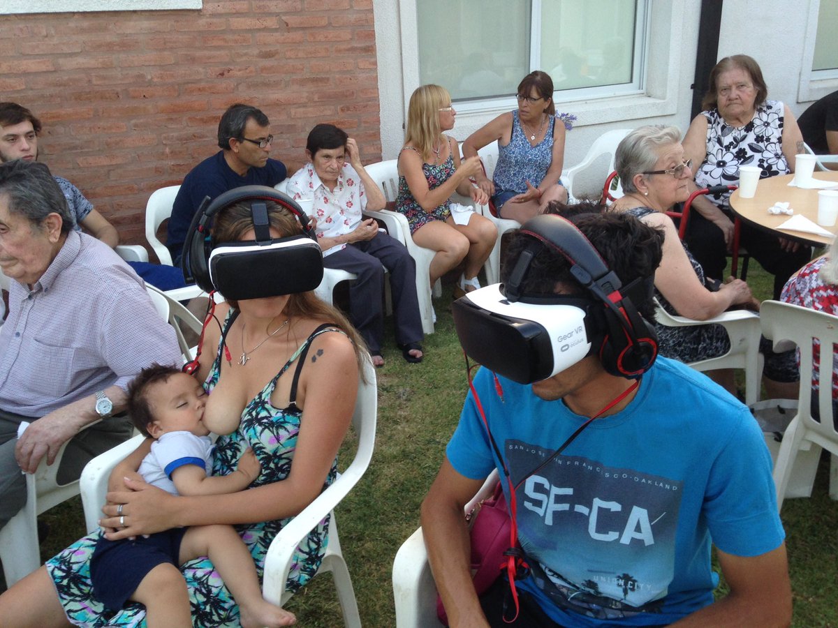 Zaal_86265's tweet image. Abuelos disfrutando la Realidad Virtual #RedVirtual @Munirivadavia1 @JUReynoso @edgaralarconm