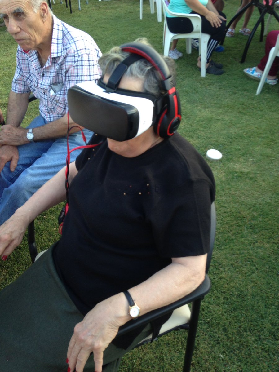 Zaal_86265's tweet image. Abuelos disfrutando la Realidad Virtual #RedVirtual @Munirivadavia1 @JUReynoso @edgaralarconm