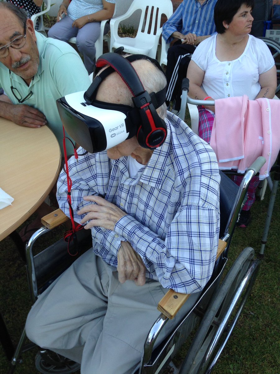 Zaal_86265's tweet image. Abuelos disfrutando la Realidad Virtual #RedVirtual @Munirivadavia1 @JUReynoso @edgaralarconm