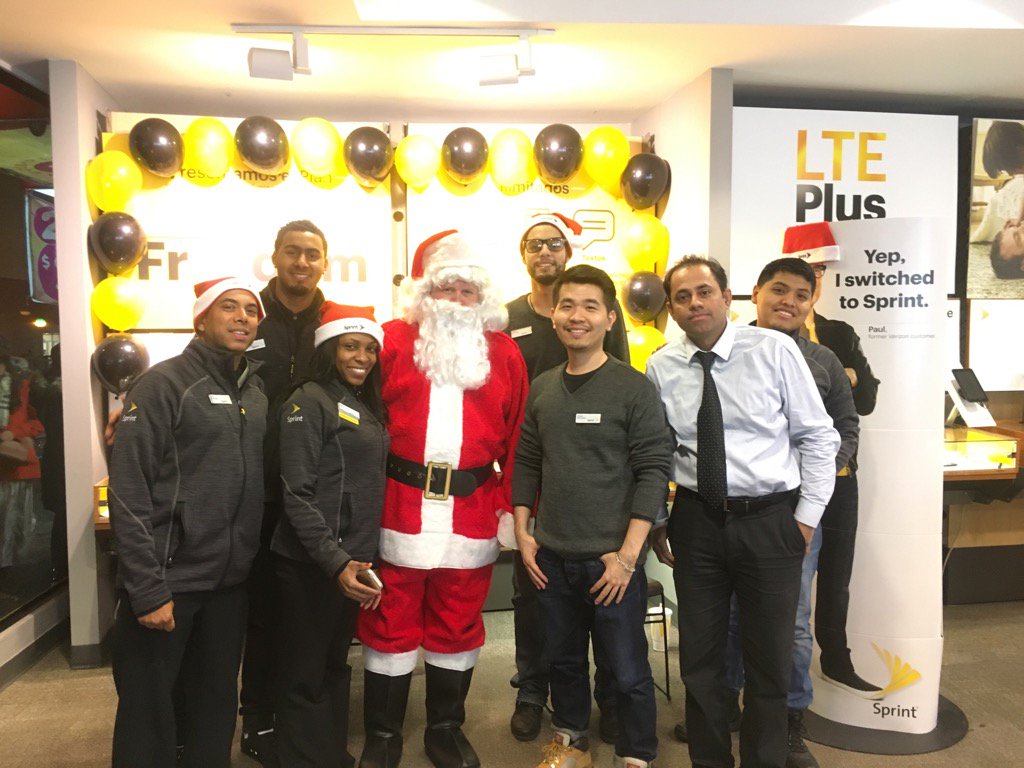 spiderram01's tweet photo. Santa at Flushing Sprint Store! https://t.co/oiEmUvd75m