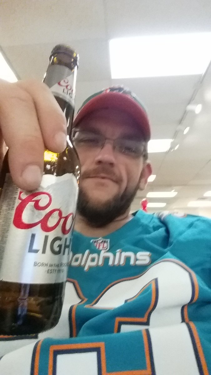 FinsFan4Life's tweet photo. 1) Finished husband duties before game. check
 2) stocked up on beer. check
3) started drinking said beer. check
4) Let's go FINS #FinsUp https://t.co/z90fwm73u1