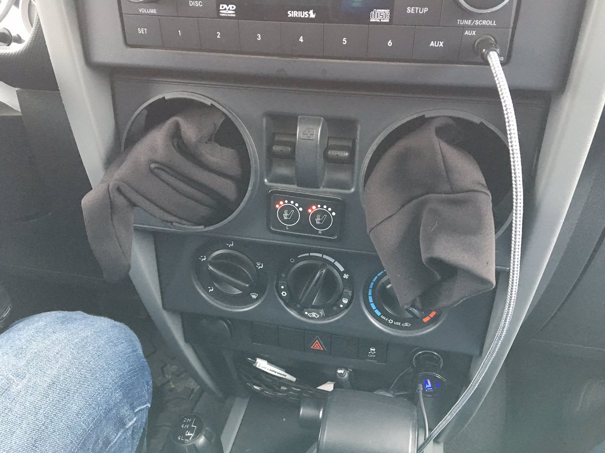 JeepTred's tweet photo. When you live in the Northeast, own a #Jeep & need to warm your gloves. #JeepHack #JeepLife #JeepFamily https://t.co/kfCJ6eZGBA