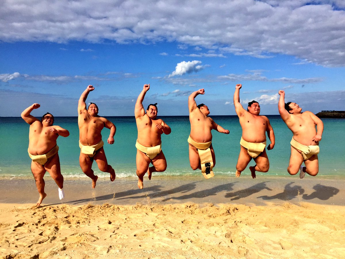 沖縄の海で力士がジャンプ リア充度高い大相撲沖縄巡業中の写真が可愛すぎる 跳躍力すごい コラ感ある Togetter