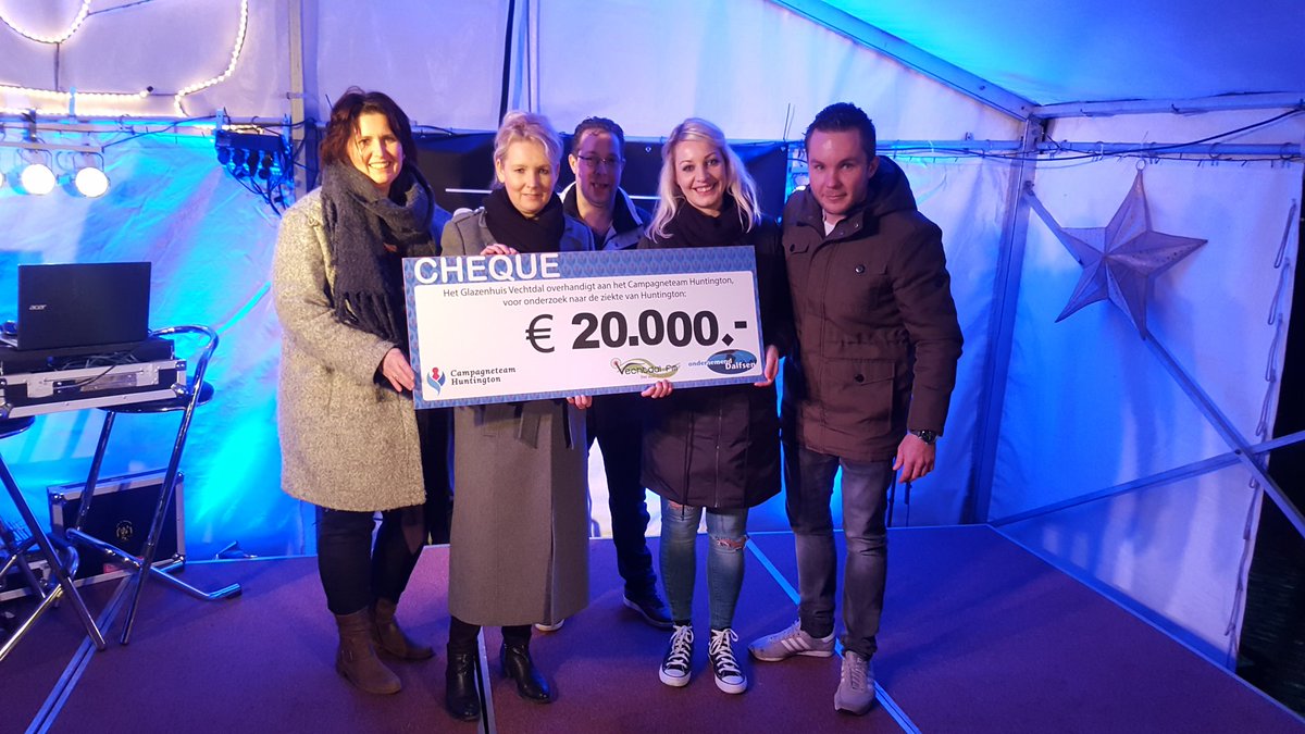 Onze Kerstcommissie (Monique Miranda helaas niet op de foto Jeanet en Ronald) kan terugkijken op  geslaagde kerstmarkt en eindresultaat