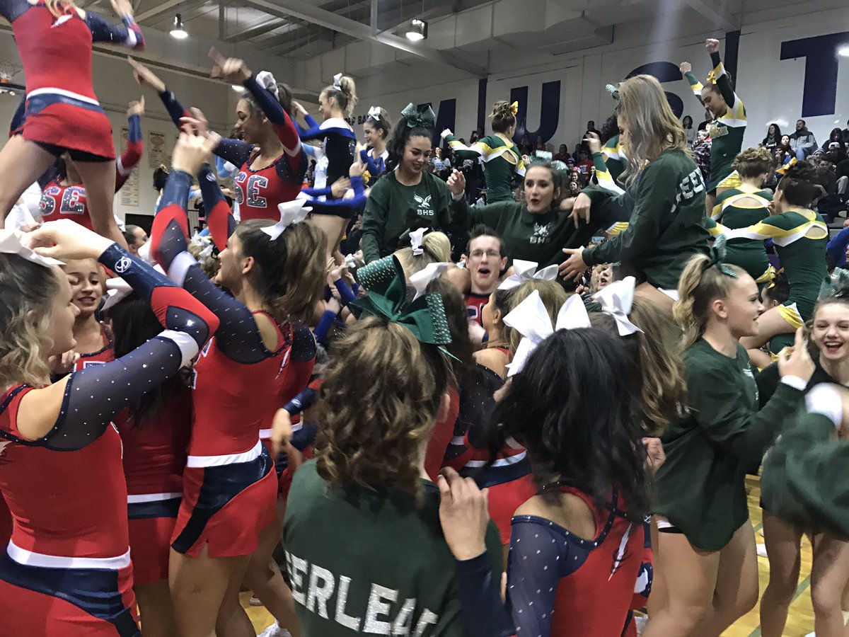 CoachWarczynski's tweet photo. A little U-46 unity at Rolling Meadows! #supportsystem #BHScheer #SEHScheer https://t.co/2P5af49Aoe