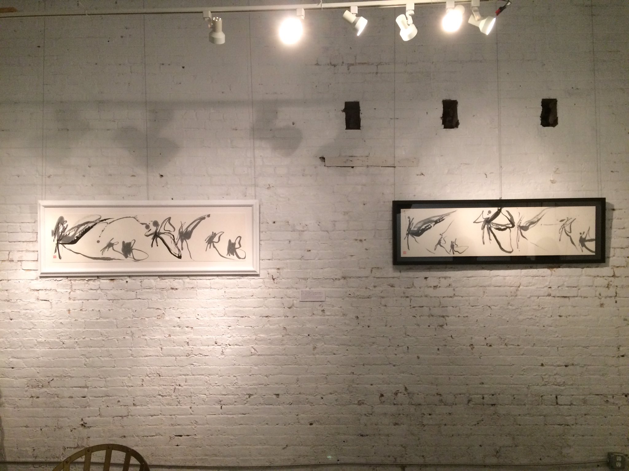 しんコロ しゃべるねこ しおちゃん 葵清蓮の個展 レセプション盛況でした 24日までbrooklyn Beauty Fashion Laboにて開催中 しおちゃんが凝視していた金の丸は 日 でその右が 月 で合わせて 明 という作品です しんコロ しゃべるねこ しおちゃん 葵清蓮の個展 レセプション盛況でした 24日までbrooklyn Beauty Fashion Laboにて開催中 しおちゃんが凝視していた金の丸は 日 でその右が 月 で合わせて 明 という作品です