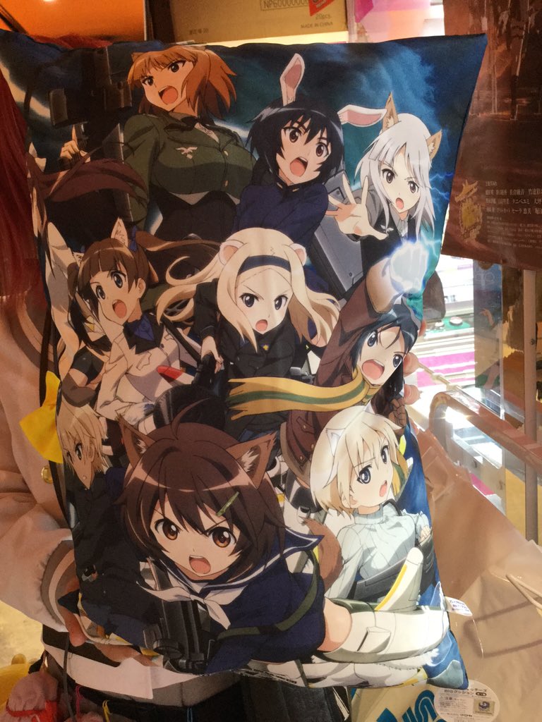 セガ金山 ブレイブウィッチーズ 島田フミカネ氏の作品 ストライクウィッチーズシリーズの新作アニメーション ブレイブ ウィッチーズ のビッグクッションがプライズに登場 アニメのキービジュアルが描かれたもふもふクッションですよー O ゚ ゚ O