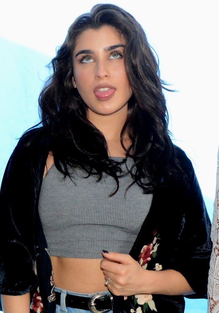 always1996M's tweet photo. Por que eres mi ídola y no cambiaría eso por nada, te amo tal y como eres con todos tus cambios y errores @LaurenJauregui #ProudOfBackToMe https://t.co/0q5WBNcxOG