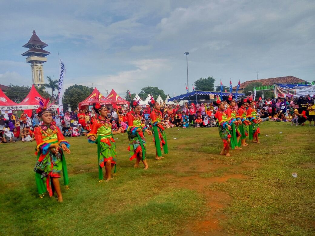 5. #RembangCulinaryFestival dibuka dengan tarian selamat datang oleh Kelompok Tari Griya Pamulangan binaan @semenku #untukIndonesia