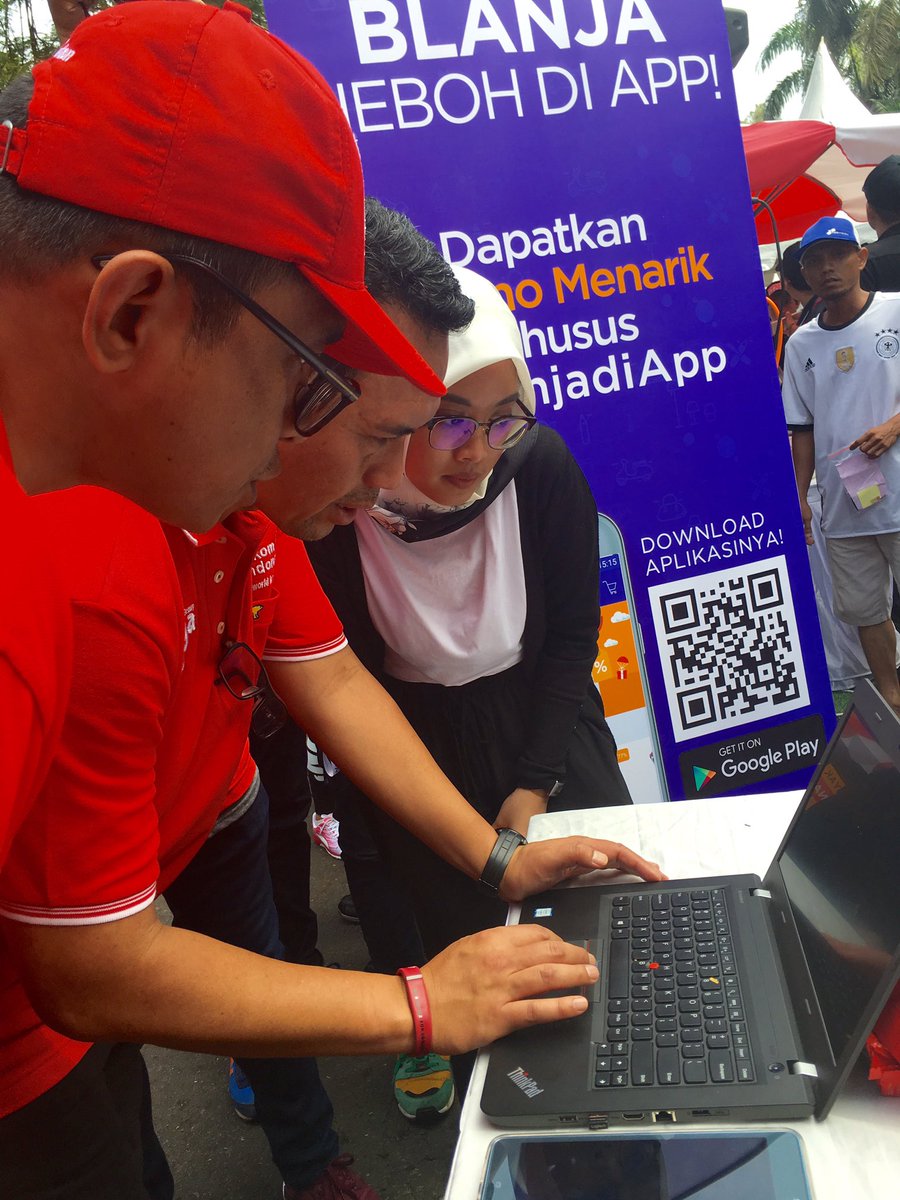 srisafitri's tweet photo. Pak @herdyharman memulai donasi @TelkomIndonesia Berbagi #ServiceHPGratis https://t.co/IC6lSs1PuY