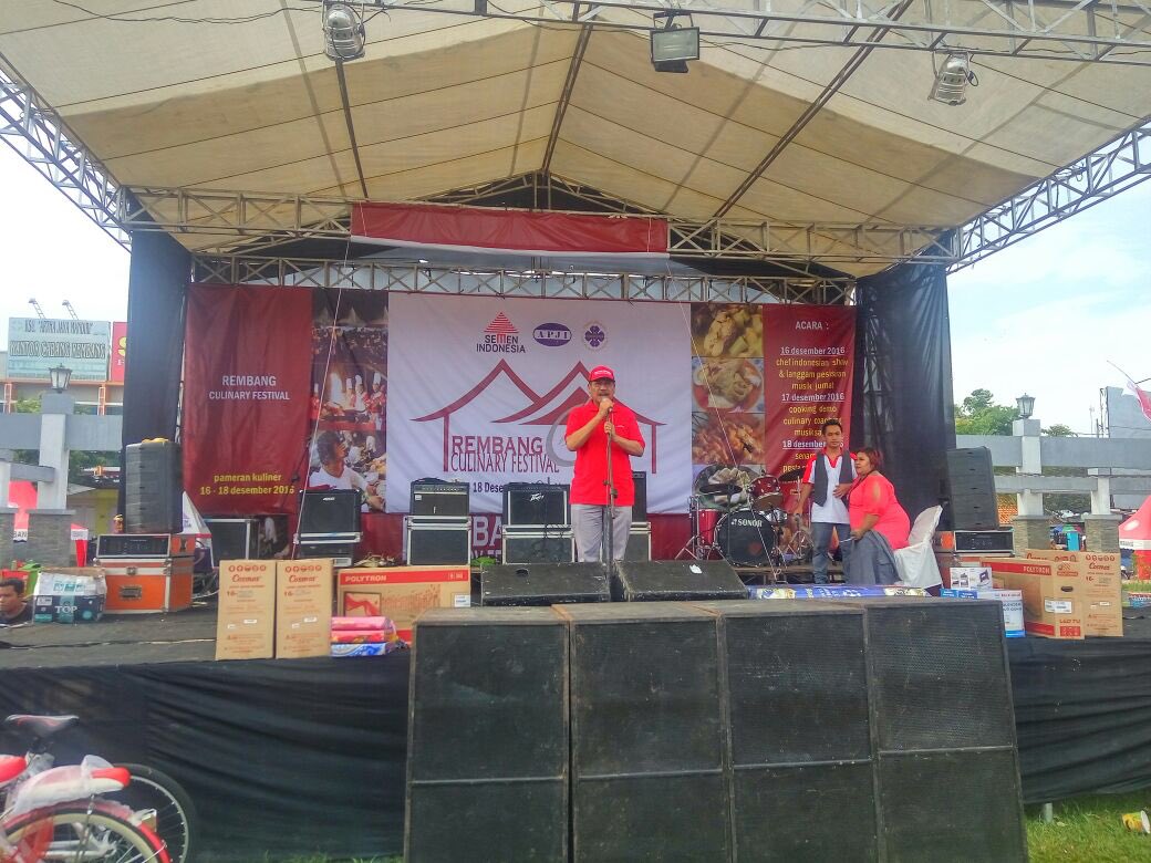 6. Prasetyo Utomo: "Bantuan ini sebagai wujud komitmen Perseroan dalam memajukan perekonomian &amp; kesejahteraan masyarakat Rembang" #SMIPeduli