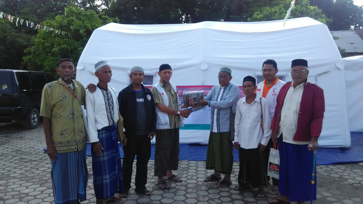 DPN_BSMI's tweet photo. Relawan BSMI juga menyerahkan sejumlah sarung bagi warga sekitar #BSMIPeduliAceh https://t.co/AUs0q24BRT