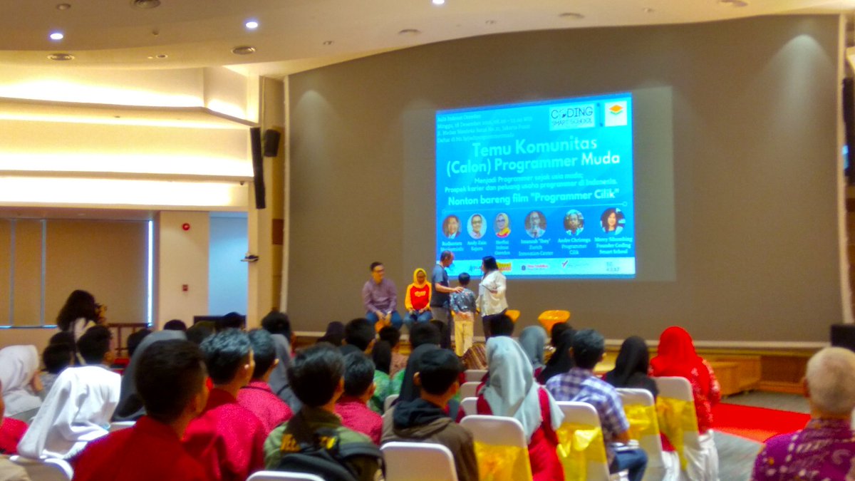 codingsmart's tweet image. Talkshow bersama Pak Andy Zain, Ibu Herfini, Pak Imanzah telah dimulai. Dimoderatori oleh Ibu Mercy :)