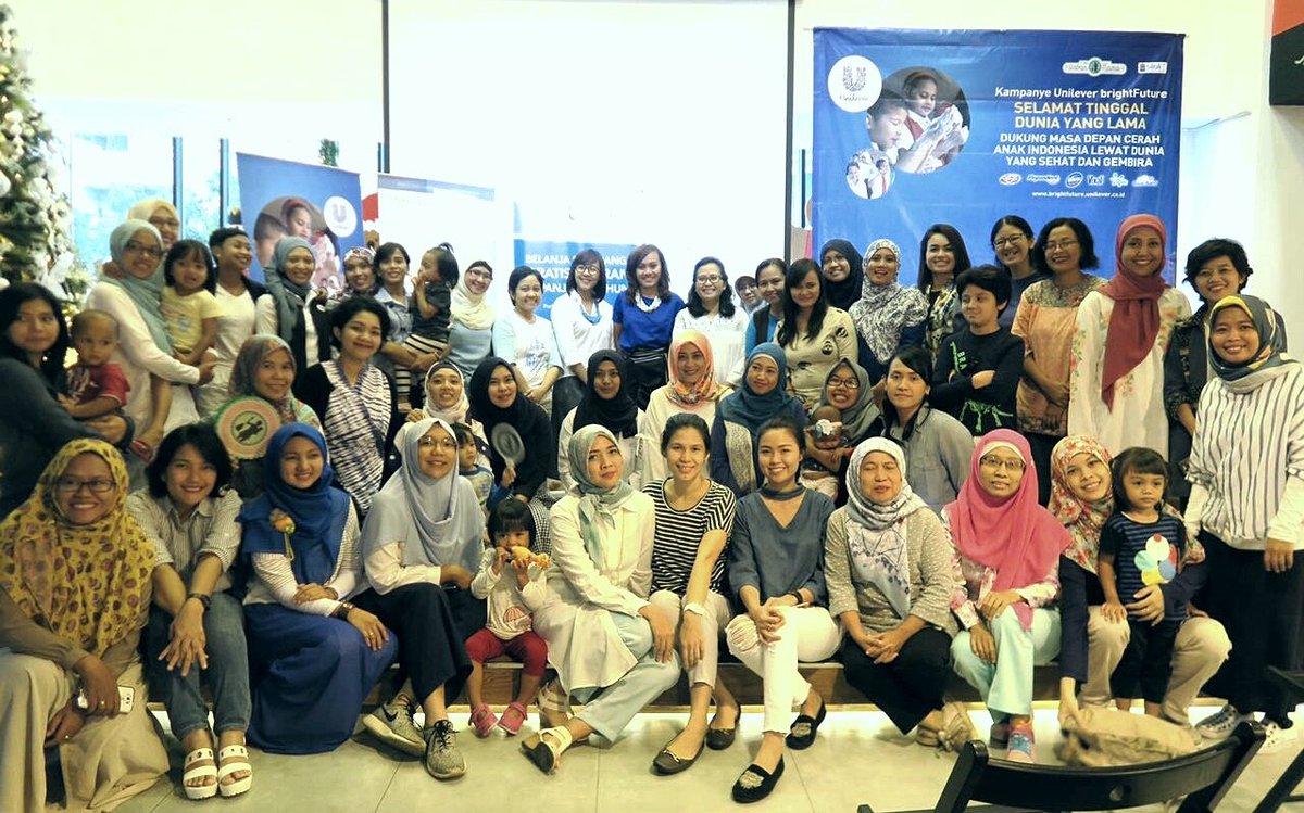 theurbanmama's tweet photo. Terima kasih #TUMBloggers atas kehadirannya di #BrightFuture #TUMBloggersMeetUp.
Sampai bertemu di #TUMEvent selanjutnya! https://t.co/KesVhA5T6S