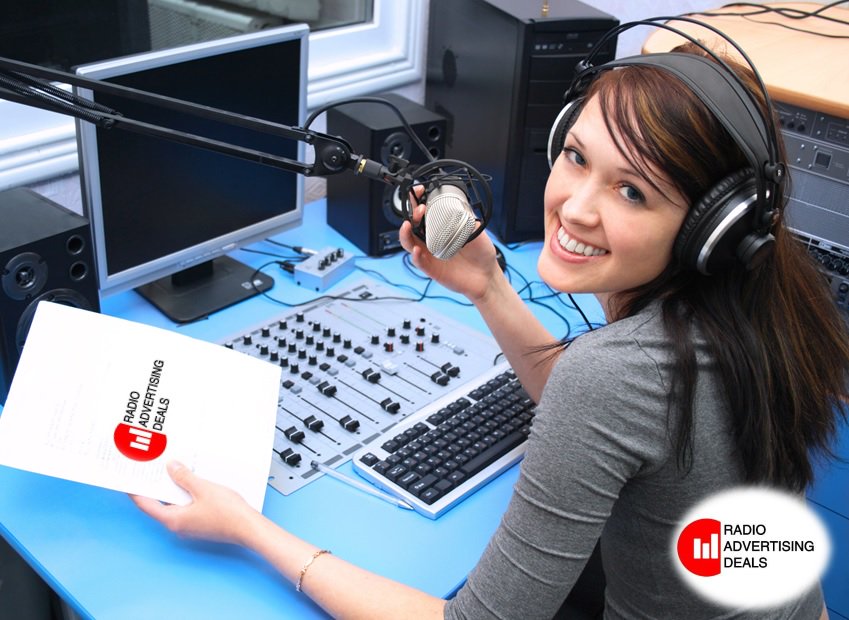 Девушка в радиостудии. Девушка в радиостудии. Диктор на радио. Радиоведущие. Студия радиостанции.