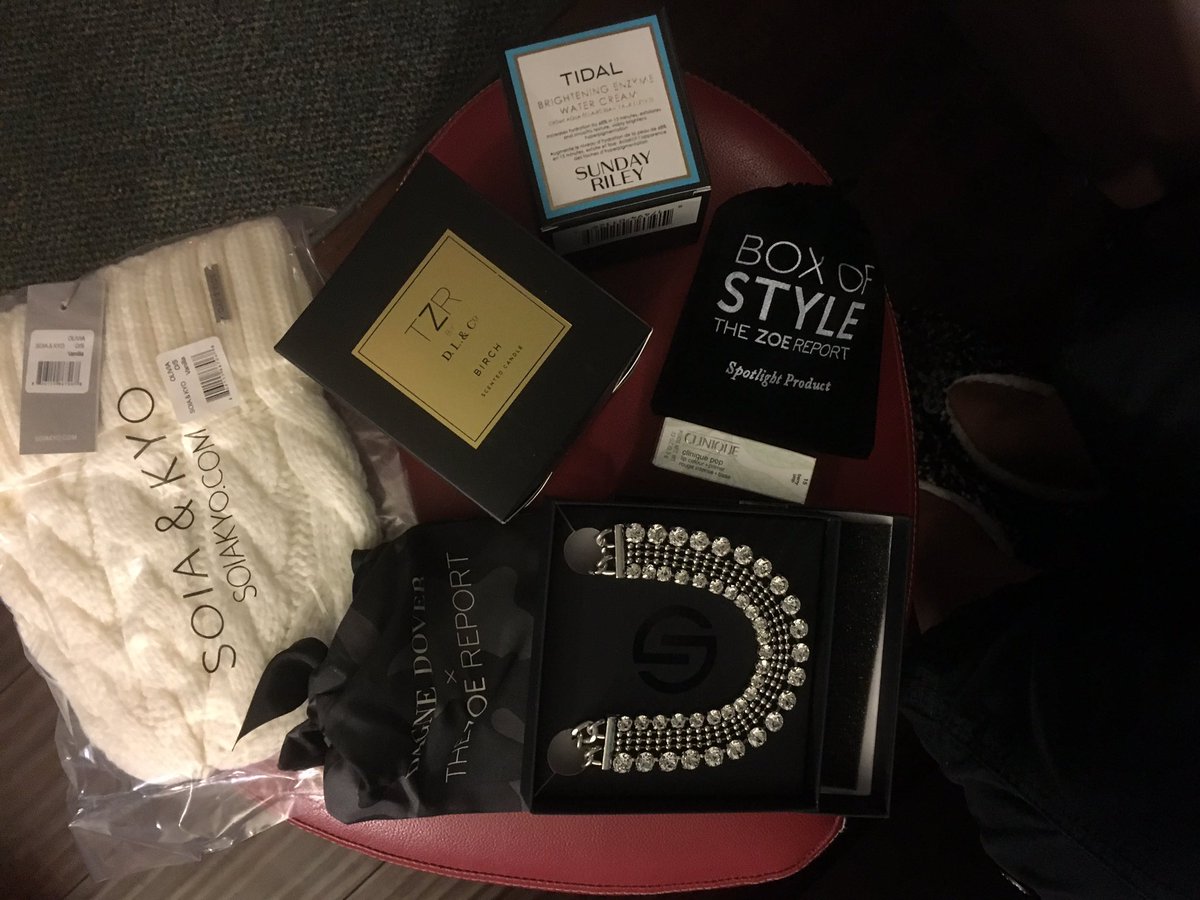 DarLuvsTravel's tweet image. @TZRBoxofStyle #ZoeReporter #BoxofStyle it really is Christmas!