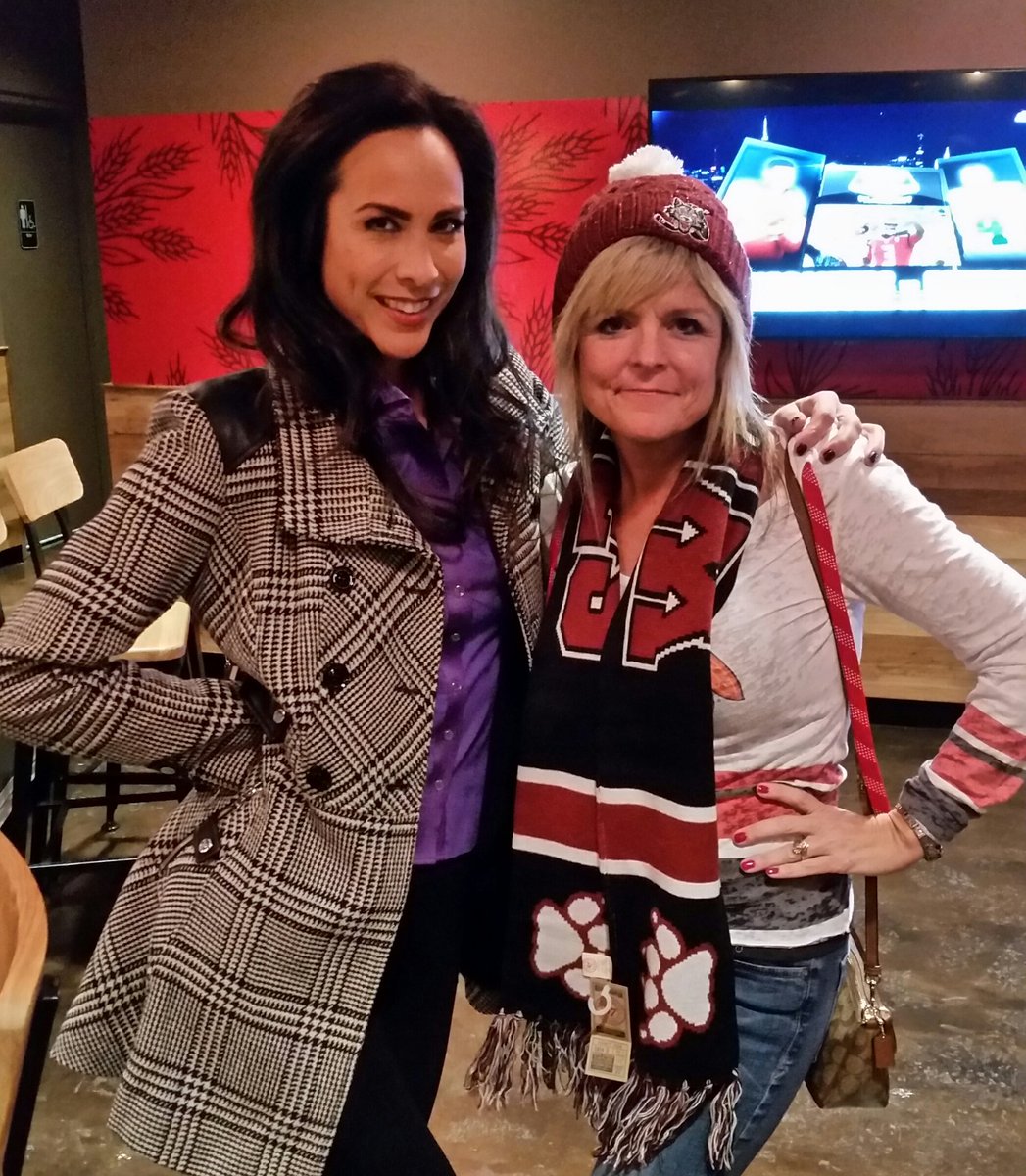 michelejohansen's tweet photo. LOVE my new #ChicagoWolves hat & scarf.
Thank you @ShanonLersch
I love you girlie ♡
#WolvesSwag @Chicago_Wolves #Christmas https://t.co/etvm7GTvjT