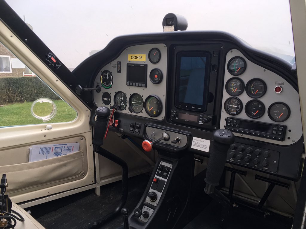 Maya 昼は友人の操縦する小さい飛行機に乗りました あまり天気が良くなくて わたし今日死ぬのかも と覚悟してたけど ヘッドホンがきつくて頭痛を起こしたくらいで無事でした 上空からみる ベルギーの田舎の町やお城が新鮮 無線みたいなのでやりとりする Maya 昼は友人の操縦する小さい飛行機に乗りました あまり天気が良くなくて わたし今日死ぬのかも と覚悟してたけど ヘッドホンがきつくて頭痛を起こしたくらいで無事でした 上空からみる ベルギーの田舎の町やお城が新鮮 無線みたいなのでやりとりする